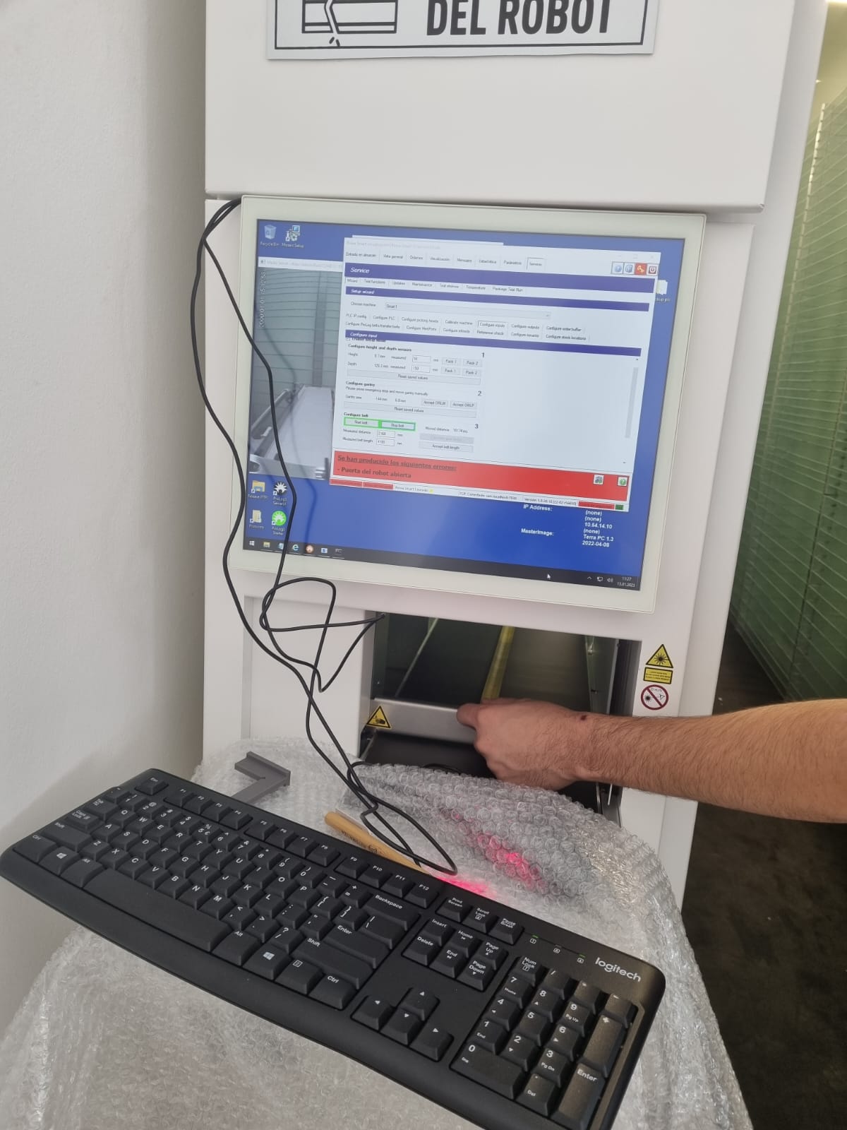 Vista interior del corredor del robot Rowa, con estanterías de medicamentos a ambos lados